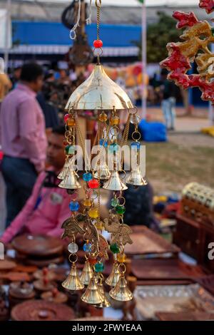 Schöne handgemachte Rajasthani mehrfarbige Windspiele wird in einem Geschäft zum Verkauf in verschwommenem Hintergrund angezeigt. Indisches Handwerk (selektiver Fokus) Stockfoto