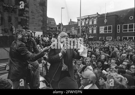 Regierung demonstriert in Utrecht gegen Todesurteile in Spanien; Premierminister Den Uyl während einer Rede am 27. September 1975, Premierminister, Reden, Niederlande, Presseagentur des 20. Jahrhunderts, Foto, Nachrichten zum erinnern, Dokumentarfilm, historische Fotografie 1945-1990, visuelle Geschichten, Menschliche Geschichte des zwanzigsten Jahrhunderts, Momente in der Zeit festzuhalten Stockfoto
