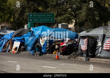 Ein Obdachlosenlager liegt an einer Straße in Downtown Los Angeles, Kalifornien, USA. Stockfoto