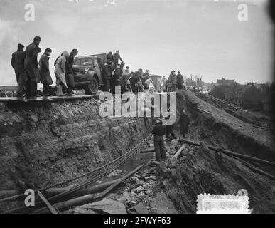 Ouderkerk aan de IJssel, Gouda und Umgebung. Mit Might and main arbeiten sie daran, einen Deich zu versiegeln, 1. Februar 1953, Niederlande, Foto der Presseagentur des 20. Jahrhunderts, News to Remember, Dokumentarfilm, historische Fotografie 1945-1990, visuelle Geschichten, Menschliche Geschichte des zwanzigsten Jahrhunderts, Momente in der Zeit festzuhalten Stockfoto