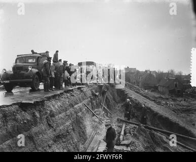 Ouderkerk aan de IJssel, Gouda und Umgebung. Mit Macht und Hauptarbeit wird getan, um einen Deich zu versiegeln, 1. Februar 1953, Niederlande, 20. Jahrhundert Presseagentur Foto, Nachrichten zu erinnern, Dokumentarfilm, historische Fotografie 1945-1990, visuelle Geschichten, Menschliche Geschichte des zwanzigsten Jahrhunderts, Momente in der Zeit festzuhalten Stockfoto