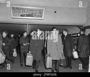 Reims in Rotterdam, Ankunft des Teams, Kopa und Colonna, 12. März 1963, Ankünfte, Teams, Niederlande, Foto der Presseagentur des 20. Jahrhunderts, zu erinnerende Nachrichten, Dokumentation, historische Fotografie 1945-1990, visuelle Geschichten, Menschliche Geschichte des zwanzigsten Jahrhunderts, Momente in der Zeit festzuhalten Stockfoto