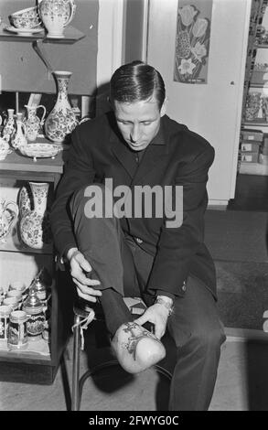 Reims in Rotterdam probiert Raymond Kopa ein Paar holländischer Clogs im Souvenirladen, 12. März 1963, CLOMPS, Niederlande, 20. Jahrhundert Presseagentur Foto, Nachrichten zu erinnern, Dokumentarfilm, historische Fotografie 1945-1990, visuelle Geschichten, Menschliche Geschichte des zwanzigsten Jahrhunderts, Momente in der Zeit festzuhalten Stockfoto