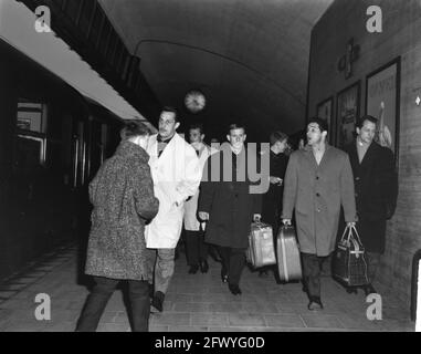 Reims in Rotterdam, Ankunft des Rotterdamer Teams, Hauptbahnhof, 12. März 1963, Ankunft, Teams, Niederlande, Foto der Presseagentur des 20. Jahrhunderts, zu erinnerende Nachrichten, Dokumentarfilm, historische Fotografie 1945-1990, visuelle Geschichten, Menschliche Geschichte des zwanzigsten Jahrhunderts, Momente in der Zeit festzuhalten Stockfoto