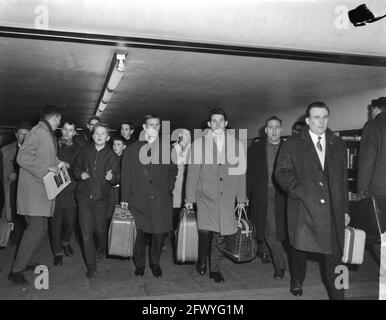 Reims in Rotterdam, Ankunft des Teams, links Kopa mit leichter Jacke Colonna, 12. März 1963, Ankunft, Teams, Niederlande, Presseagentur des 20. Jahrhunderts, Foto, Nachrichten zum erinnern, Dokumentarfilm, historische Fotografie 1945-1990, visuelle Geschichten, Menschliche Geschichte des zwanzigsten Jahrhunderts, Momente in der Zeit festzuhalten Stockfoto