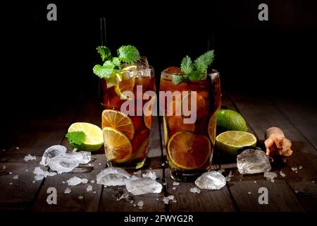 Frisch zubereitetes Longdrink Cuba Libre Cocktail auf dunklem Hintergrund. Panorama Stockfoto