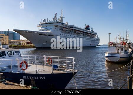 Wismar, Mecklenburg-Vorpommern, Deutschland - 15. Juni 2020: Ein Kreuzschiff im Westhafen Stockfoto