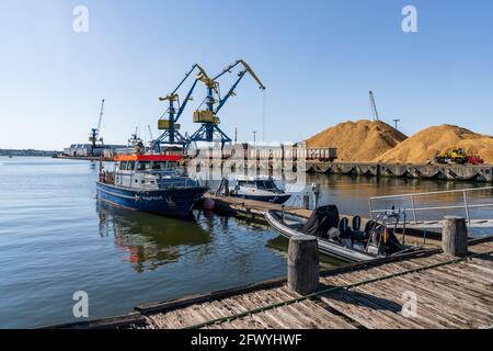 Wismar, Mecklenburg-Vorpommern, Deutschland - 15. Juni 2020: Polizeiboote im Seehafen mit Kranen im Hintergrund Stockfoto