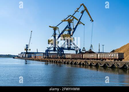 Wismar, Mecklenburg-Vorpommern, Deutschland - 15. Juni 2020: Kräne laden einen Güterzug im Seehafen Stockfoto