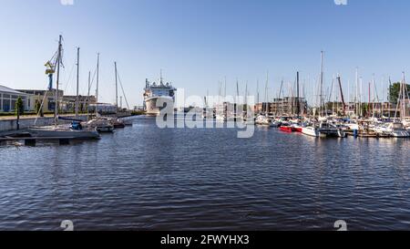 Wismar, Mecklenburg-Vorpommern, Deutschland - 15. Juni 2020: Ein Kreuzschiff im Westhafen Stockfoto
