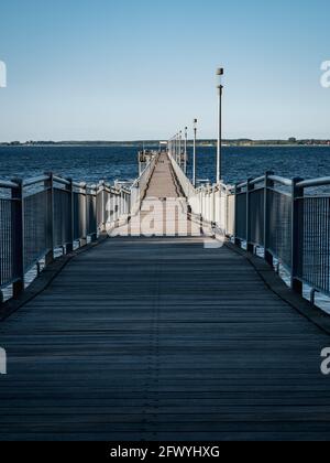 Wismar, Mecklenburg-Vorpommern, Deutschland - 15. Juni 2020: Die Wendorfer Seebrücke an einem wolkenlosen Tag Stockfoto