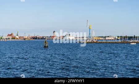 Wismar, Mecklenburg-Vorpommern, Deutschland - 15. Juni 2020: Blick von der Wendorfer Seebrücke nach Wismar, mit dem Yachthafen und dem Hafen Stockfoto