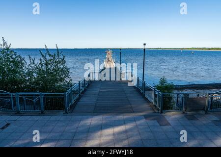 Wismar, Mecklenburg-Vorpommern, Deutschland - 15. Juni 2020: Die Wendorfer Seebrücke an einem wolkenlosen Tag Stockfoto