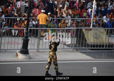 Fotografische Aufnahmen der täglichen Abschlusszeremonie der Wagah-Attari-Grenze, die Pakistan und Indien trennt. Stockfoto