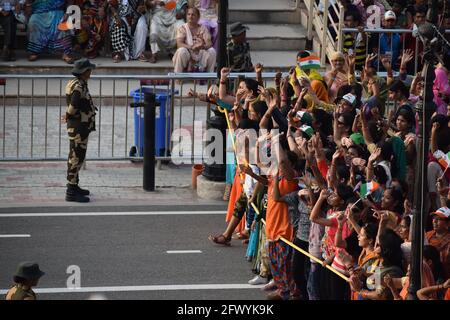 Fotografische Aufnahmen der täglichen Abschlusszeremonie der Wagah-Attari-Grenze, die Pakistan und Indien trennt. Stockfoto