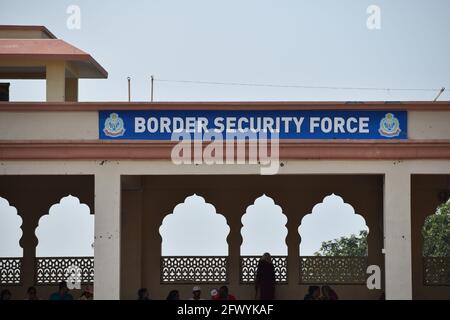 Fotografische Aufnahmen der täglichen Abschlusszeremonie der Wagah-Attari-Grenze, die Pakistan und Indien trennt. Stockfoto