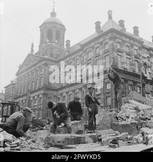 Restaurierung der neuen Kirche am Dam-Platz. Demolishers at Work, 17. April 1961, Kirchen, Restaurierungen, demolishers, Werke, Niederlande, Foto der Presseagentur des 20. Jahrhunderts, Nachrichten zum erinnern, Dokumentarfilm, historische Fotografie 1945-1990, visuelle Geschichten, Menschliche Geschichte des zwanzigsten Jahrhunderts, Momente in der Zeit festzuhalten Stockfoto