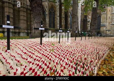 Einige der 1000,00 Kreuze, die jedes Jahr das Feld der Erinnerung an Westminster Abbey machen. Die Feid wird von der Mohnfabrik angelegt. Der Poppy Fac Stockfoto