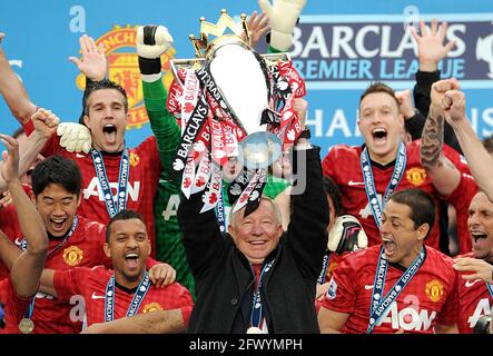 Foto vom 12-05-2013, auf dem Sir Alex Ferguson, Manager von Manchester United, die Trophäe der Barclays Premier League hob. Ausgabedatum: Dienstag, 25. Mai 2021. Stockfoto