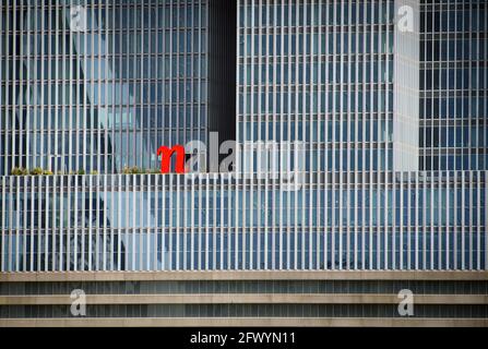 Rotterdam, Niederlande. Mai 2021. Das rote N für das Hotel Nhow steht auf einer Terrasse der De Rotterdam Wolkenkratzer. Quelle: Soeren Stache/dpa-Zentralbild/dpa/Alamy Live News Stockfoto