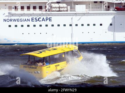 Rotterdam, Niederlande. Mai 2021. Ein Wassertaxi fährt auf der Maas am Kreuzschiff „Norwegian Escape“ vorbei. Quelle: Soeren Stache/dpa-Zentralbild/dpa/Alamy Live News Stockfoto