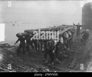 Rilland Bath geht an den vierten Stützpunkt für die Straßenversorgung, 3. März 1953, Supply, Niederlande, 20. Jahrhundert Presseagentur Foto, Nachrichten zu erinnern, Dokumentarfilm, historische Fotografie 1945-1990, visuelle Geschichten, Menschliche Geschichte des zwanzigsten Jahrhunderts, Momente in der Zeit festzuhalten Stockfoto