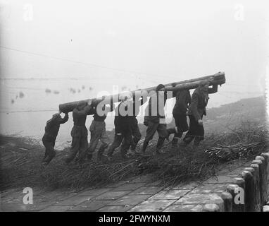 Rilland Bath geht an den vierten Stützpunkt für die Straßenversorgung, 3. März 1953, Supply, Niederlande, 20. Jahrhundert Presseagentur Foto, Nachrichten zu erinnern, Dokumentarfilm, historische Fotografie 1945-1990, visuelle Geschichten, Menschliche Geschichte des zwanzigsten Jahrhunderts, Momente in der Zeit festzuhalten Stockfoto