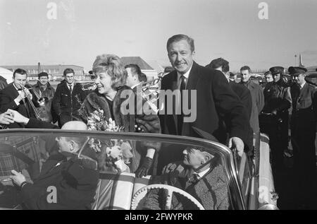 Robert Dhery, der französische Regisseur des Films La Belle Americaine mit Frau und Schauspielerin Colette Brosset am Flughafen Schiphol (+ das ursprüngliche Belle Americaine-Auto, auf dem My Fair Lady-Text abgebrochen wurde&#x5d;, 22. Februar 1962, Schauspielerinnen, Autos, Film, Filmregisseure, Filmstars, Flughäfen, Niederlande, 20. Jahrhundert Presseagentur Foto, Nachrichten zu erinnern, Dokumentarfilm, historische Fotografie 1945-1990, visuelle Geschichten, Menschliche Geschichte des zwanzigsten Jahrhunderts, Momente in der Zeit festzuhalten Stockfoto