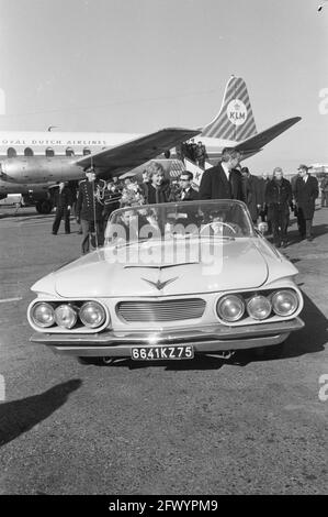 Robert Dhery, der französische Regisseur des Films La Belle Americaine mit Frau und Schauspielerin Colette Brosset am Flughafen Schiphol (+ das ursprüngliche Belle Americaine-Auto, auf dem My Fair Lady-Text abgebrochen wurde&#x5d;, 22. Februar 1962, Schauspielerinnen, Autos, Film, Filmregisseure, Filmstars, Flughäfen, Niederlande, 20. Jahrhundert Presseagentur Foto, Nachrichten zu erinnern, Dokumentarfilm, historische Fotografie 1945-1990, visuelle Geschichten, Menschliche Geschichte des zwanzigsten Jahrhunderts, Momente in der Zeit festzuhalten Stockfoto