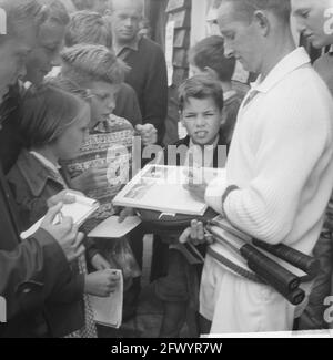 Rod Laver von Tennisfans gestürmt, 27. Juli 1962, Niederlande, Foto der Presseagentur des 20. Jahrhunderts, News to remember, Dokumentarfilm, historische Fotografie 1945-1990, visuelle Geschichten, Menschliche Geschichte des zwanzigsten Jahrhunderts, Momente in der Zeit festzuhalten Stockfoto