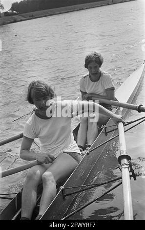 Rudermeisterschaften der niederländischen Damen auf Bosbaan. Frauen-Elite-Doppelchampion T. Bauer und C. M van der Ende nach den Tributes, 7. Juli 1968, CHAMPIONSHIPS, ROEIEN, Tributes, Niederlande, Foto der Presseagentur des 20. Jahrhunderts, zu erinnerende Nachrichten, Dokumentarfilm, historische Fotografie 1945-1990, visuelle Geschichten, Menschliche Geschichte des zwanzigsten Jahrhunderts, Momente in der Zeit festzuhalten Stockfoto