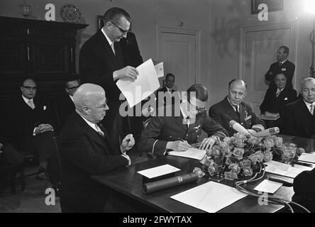 Um den Tisch fltr. L. Beel, herr. Pieter van Vollenhoven (Unterzeichnung der Geburtsurkunde), A.B. Wolff, Ratsmann J. de Nooy, 22. April 1968, Bürgermeister, Geburten, Prinzen, Niederlande, Presseagentur des 20. Jahrhunderts, Foto, Nachrichten zu erinnern, Dokumentarfilm, historische Fotografie 1945-1990, visuelle Geschichten, Menschliche Geschichte des zwanzigsten Jahrhunderts, Momente in der Zeit festzuhalten Stockfoto