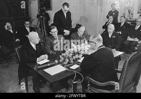 Um die Tabelle vlnr. L. Beel, herr. Pieter van Vollenhoven, A.B. Wolff (Unterzeichnung der Geburtsurkunde), Alderman J. de Nooy. Von hinten gesehen Bürgermeister De Ranitz, 22. April 1968, Bürgermeister, Geburten, Prinzen, Niederlande, Presseagentur des 20. Jahrhunderts, Foto, Nachrichten zu erinnern, Dokumentarfilm, historische Fotografie 1945-1990, visuelle Geschichten, Menschliche Geschichte des zwanzigsten Jahrhunderts, Momente in der Zeit festzuhalten Stockfoto