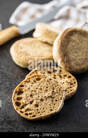 Toasten Sie Brötchen auf dem schwarzen Tisch. Stockfoto