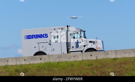 Richmond, British Columbia, Kanada. Mai 2021. Ein gepanzerter LKW von Brinks im Verkehr. Quelle: Bayne Stanley/ZUMA Wire/Alamy Live News Stockfoto