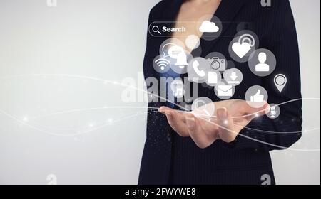 Konzept. Digitales Hologramm mit der Hand auf grauem Hintergrund halten. Stockfoto