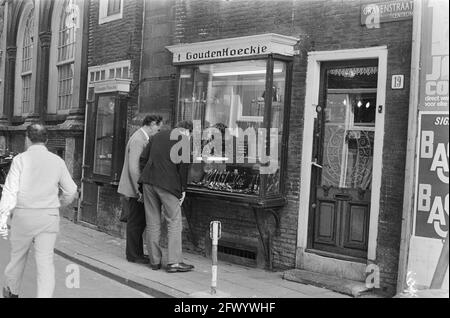 Raub des Juwelierhauses in Amsterdam; Außenansicht des Juwelierhauses in der Gravenstraat, 21. Juni 1974, JUWELIERS, Außenansicht, Raubüberfälle, Niederlande, Foto der Presseagentur des 20. Jahrhunderts, Nachrichten zu erinnern, Dokumentarfilm, historische Fotografie 1945-1990, visuelle Geschichten, Menschliche Geschichte des zwanzigsten Jahrhunderts, Momente in der Zeit festzuhalten Stockfoto