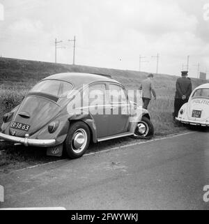 Raub von Groenpols Auto auf dem Westhavenweg. Der Räuberwagen; ein Volkswagen Käfer, 21. Juni 1968, Autos, Kriminalität, Raubüberfälle, Niederlande, Foto der Presseagentur des 20. Jahrhunderts, Nachrichten zur Erinnerung, Dokumentarfilm, historische Fotografie 1945-1990, visuelle Geschichten, Menschliche Geschichte des zwanzigsten Jahrhunderts, Momente in der Zeit festzuhalten Stockfoto