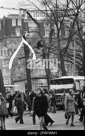 Baumschlag vor CS in Amsterdam durch Mitglieder der Aktionsgruppe Nieuwmarktbuurt verhindert; Übersicht Protestaktion, 9. Dezember 1974, BOMBEN, Protestdemonstrationen, Aktionsgruppen, Niederlande, Foto der Presseagentur des 20. Jahrhunderts, Nachrichten zur Erinnerung, Dokumentation, historische Fotografie 1945-1990, visuelle Geschichten, Menschliche Geschichte des zwanzigsten Jahrhunderts, Momente in der Zeit festzuhalten Stockfoto