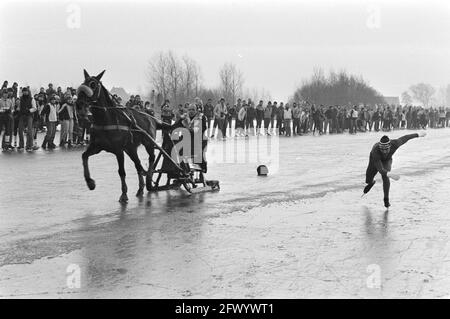 Rottemeren Rennen über 200 km in der Nähe von Zevenhuizen. Ehemaliger Skating-Champion Kees Verkerk Skating-Rennen gegen das Pferd. Kees Verkerk, 16. Januar 1982, Schlittschuhlauf, Sport, Wettbewerbe, Niederlande, Foto der Presseagentur des 20. Jahrhunderts, zu erinnerende Nachrichten, Dokumentarfilm, historische Fotografie 1945-1990, visuelle Geschichten, Menschliche Geschichte des zwanzigsten Jahrhunderts, Momente in der Zeit festzuhalten Stockfoto