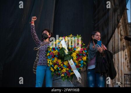 Bogota, Kolumbien. Mai 2021. Mutter und Schwester von Lucas Villa, die während der Demonstrationen in Pereira, Kolumbien, getötet wurde, nahm seinen Trauerkranz im kolumbianischen Kongresskapitol entgegen, während Bürger und Demonstranten den Kongresssesion unterstützen, in dem Verteidigungsminister Diego Molano in Bewegung gesetzt wurde (Motion Censor) Nach den Fällen von Polizeibrutalität im ersten Monat der Proteste in Kolumbien, die jetzt mindestens 45 Tote bei Polizei- und Behördenfällen erreichen. Am 24. Mai 2021 in Bogota, Kolumbien. Kredit: Long Visual Press/Alamy Live Nachrichten Stockfoto