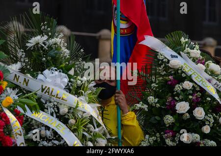 Bogota, Kolumbien. Mai 2021. Ein Demonstrator mit kolumbianischer Flagge steht auf der Seite mehrerer Begräbniskränze, während Bürger und Demonstranten den Kongress-Sesion unterstützen, in dem Verteidigungsminister Diego Molano in Bewegung gesetzt wurde, ohne Vertrauen zu haben (Motion Censor) Nach den Fällen von Polizeibrutalität im ersten Monat der Proteste in Kolumbien, die jetzt mindestens 45 Tote bei Polizei- und Behördenfällen erreichen. Am 24. Mai 2021 in Bogota, Kolumbien. Kredit: Long Visual Press/Alamy Live Nachrichten Stockfoto