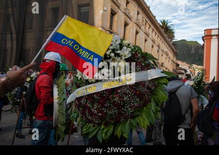 Bogota, Kolumbien. Mai 2021. Ein Demonstrator trägt einen Begräbniskränz mit kolumbianischer Flagge vor sich, während Bürger und Demonstranten den Kongress-SESON unterstützen, in dem Verteidigungsminister Diego Molano in Bewegung gesetzt wurde (Motion Censor) Nach den Fällen von Polizeibrutalität im ersten Monat der Proteste in Kolumbien, die jetzt mindestens 45 Tote bei Polizei- und Behördenfällen erreichen. Am 24. Mai 2021 in Bogota, Kolumbien. Kredit: Long Visual Press/Alamy Live Nachrichten Stockfoto