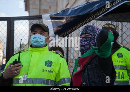 Bogota, Kolumbien. Mai 2021. Ein Demonstrator protestiert und schreit auf Seiten der Polizei, während Bürger und Demonstranten den Kongressposten unterstützen, in dem Verteidigungsminister Diego Molano in Bewegung gesetzt wurde, ohne Vertrauen zu haben (Motion Censor) Nach den Fällen von Polizeibrutalität im ersten Monat der Proteste in Kolumbien, die jetzt mindestens 45 Tote bei Polizei- und Behördenfällen erreichen. Am 24. Mai 2021 in Bogota, Kolumbien. Kredit: Long Visual Press/Alamy Live Nachrichten Stockfoto