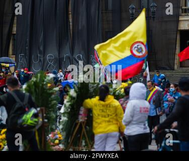 Bogota, Kolumbien. Mai 2021. Ein Schild mit der Meldung „Duque out!“ Als Bürger und Demonstranten den Kongress-Sesion unterstützen, in dem Verteidigungsminister Diego Molano in Bewegung gesetzt wurde, ohne Vertrauen zu haben (Motion Censor) Nach den Fällen von Polizeibrutalität im ersten Monat der Proteste in Kolumbien, die jetzt mindestens 45 Tote bei Polizei- und Behördenfällen erreichen. Am 24. Mai 2021 in Bogota, Kolumbien. Kredit: Long Visual Press/Alamy Live Nachrichten Stockfoto