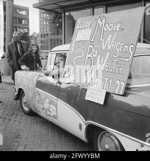 Autokäufer fühlt sich betrogen, Mr. G. de Leeuw hat sein Auto mit einem Schild auf der anderen Seite des Autounternehmens in der Wibautstraat, 3. Juli 1964, Schilder, Autos, Niederlande, Presseagentur des 20. Jahrhunderts, Foto, Nachrichten zum erinnern, Dokumentarfilm, historische Fotografie 1945-1990, visuelle Geschichten, Menschliche Geschichte des zwanzigsten Jahrhunderts, Momente in der Zeit festzuhalten Stockfoto
