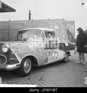 Autokäufer fühlt sich betrogen, Herr G. de Leeuw hat sein Auto mit einem Schild darauf gegenüber der Autofirma in der Wibautstraat, 3. Juli 1964, Schilder, Autos, Niederlande, Presseagentur des 20. Jahrhunderts, Foto, Nachrichten zum erinnern, Dokumentarfilm, historische Fotografie 1945-1990, visuelle Geschichten, Menschliche Geschichte des zwanzigsten Jahrhunderts, Momente in der Zeit festzuhalten Stockfoto