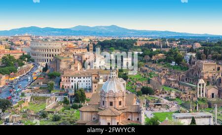 Skyline von Rom mit Kolosseum und Forum Romanum, Rom, Italien. Stockfoto