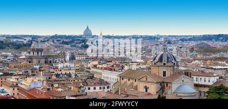 Wundervolle Luftaufnahme der Skyline von Rom bei Sonnenuntergang, Rom, Italien. Stockfoto