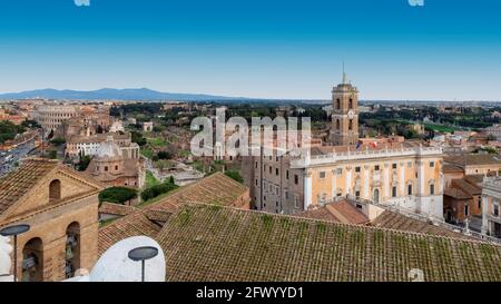 Skyline von Rom mit Kapitolinischen Hügel, Forum Romanum und Kolosseum in Rom, Italien. Stockfoto